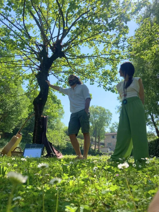 Silvia e Simone, cofondatori di Soulseed immersi nella natura sotto un albero