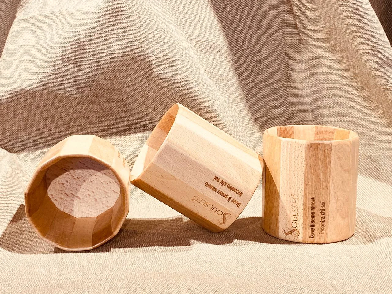 3 tazze WOOD in legno di faggio FSC in diverse posizioni